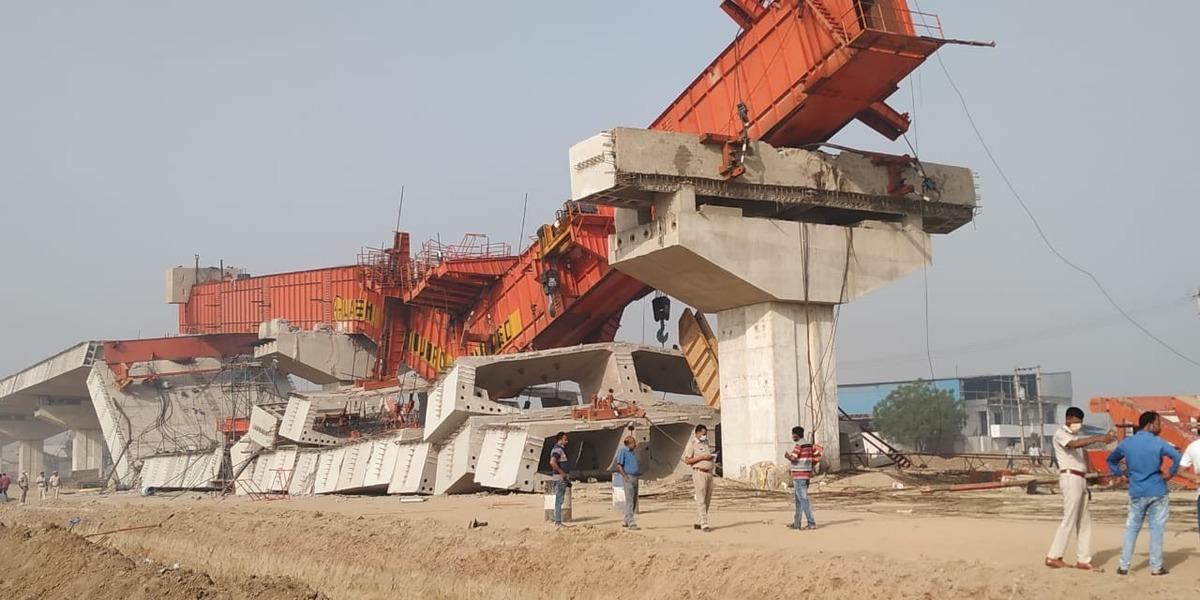 Hindistan&rsquo;da inşaat halindeki &uuml;st ge&ccedil;it &ccedil;&ouml;kt&uuml;: 3 yaralı