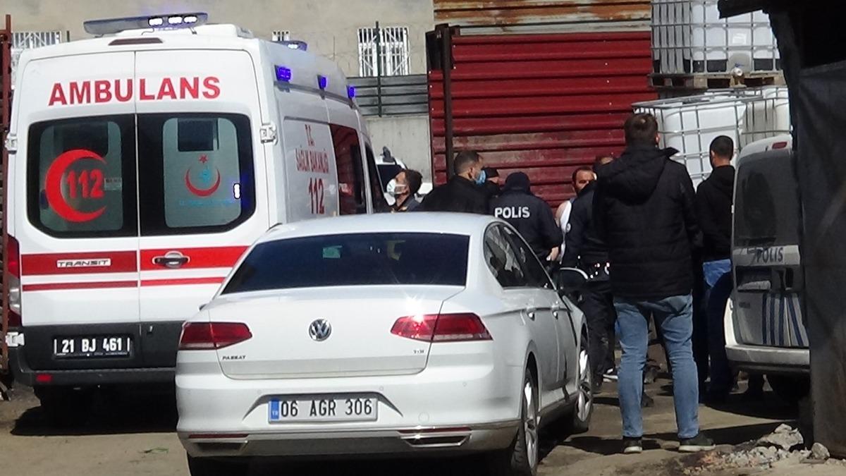 Diyarbakır&rsquo;da silahlı bir grup iş yerini yayılım ateşine tuttu: 3 yaralı