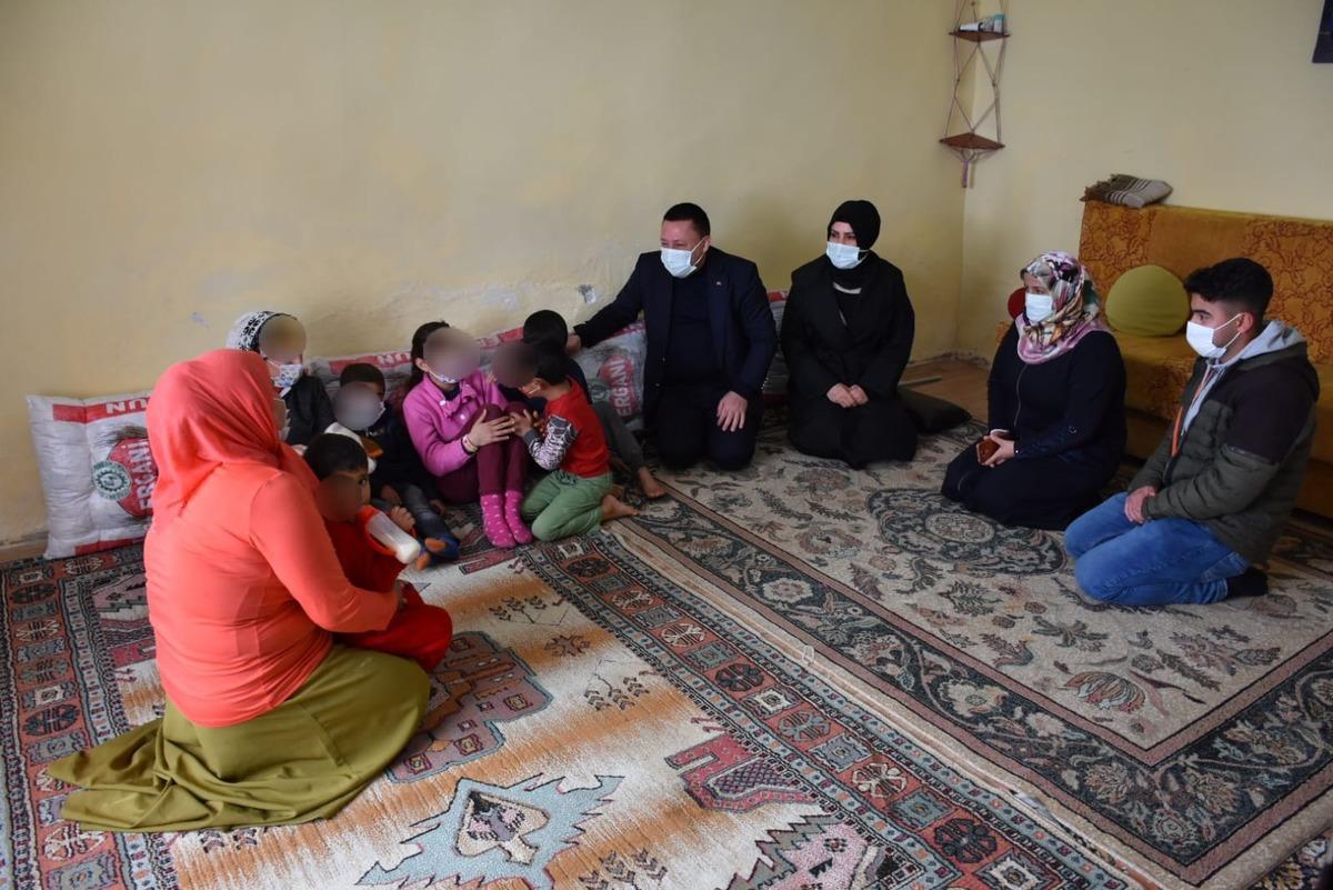 Başkan Beyoğlu, Berat Kandilinde engelli &ccedil;ocukları olan ailenin y&uuml;z&uuml;n&uuml; g&uuml;ld&uuml;rd&uuml;