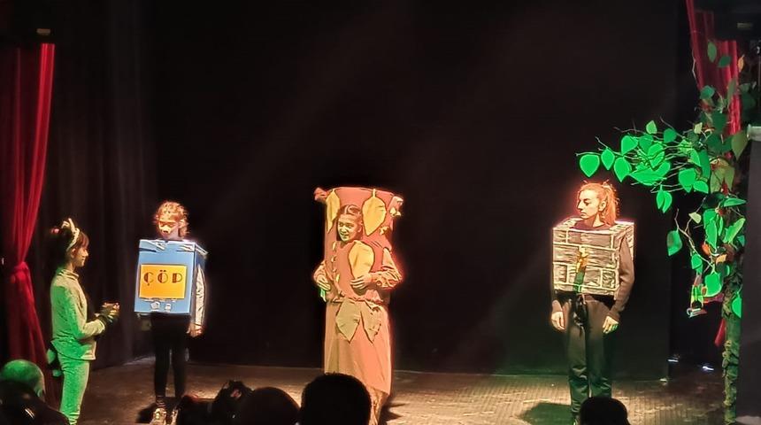 Çocuklar Dünya Tiyatro Gününde sahne aldı