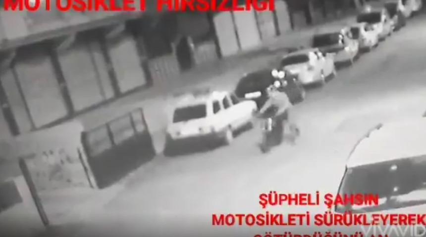 Motosiklet hırsızlığı g&uuml;venlik kamerasında