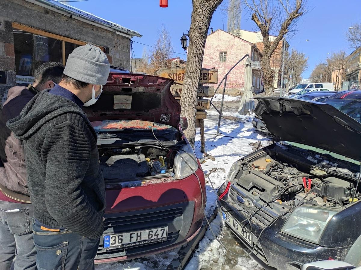 Kars&rsquo;ta ara&ccedil;lar dondu, &ccedil;alışmadı