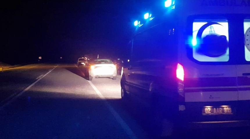 Şarampole devrilen otomobilin &ouml;n camından fırladı