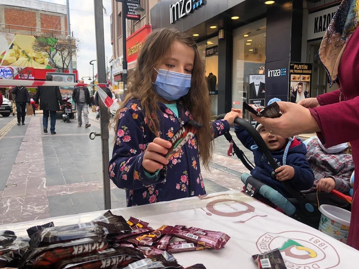 D&uuml;zce&rsquo;de 5 bin kandil şekeri dağıtıldı