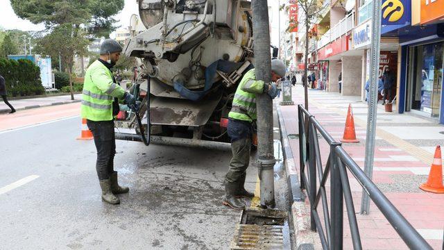 Yağmur suyu ızgaraları temizleniyor
