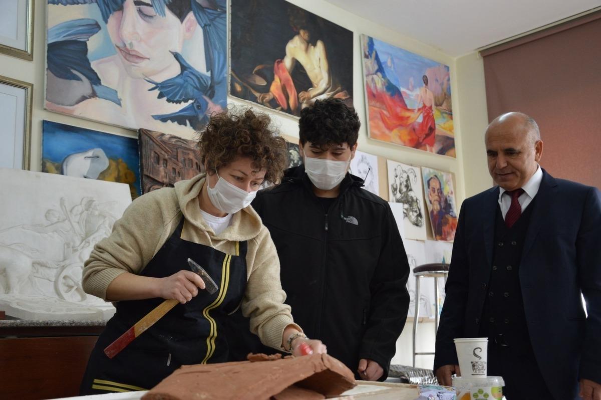 Sanatsal alanda akranlarına &ouml;nc&uuml;l&uuml;k yapıyorlar