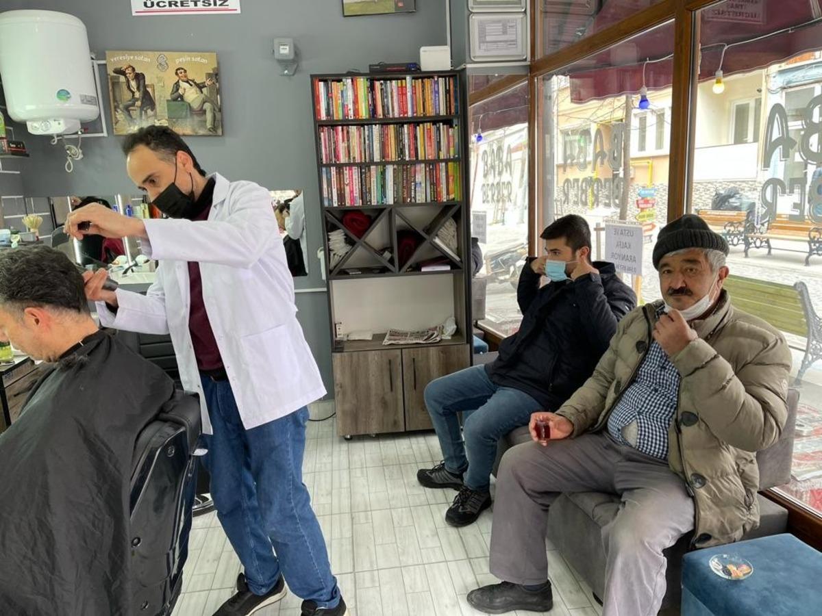 Berat Kandilinde gelen herkesi &uuml;cretsiz tıraş etti