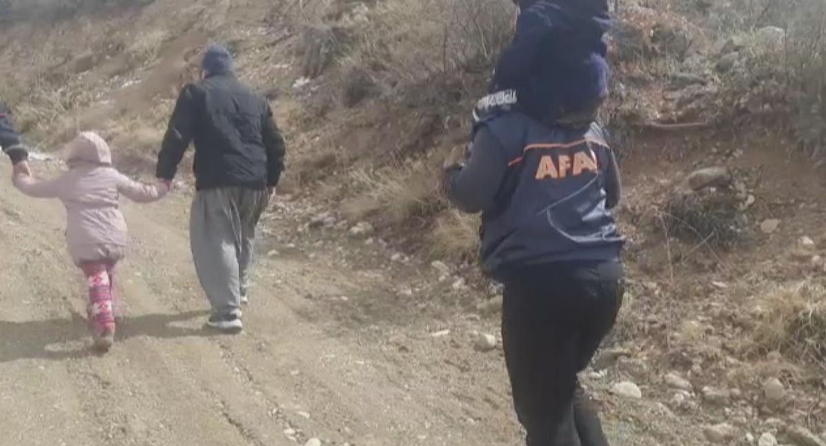 Mahsur kalan &ccedil;ocukları sırtlarında taşıyarak kurtardılar