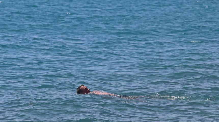 Denizde yüzüp güneşlendiler! Antalya'nın keyfini turistler sürdü