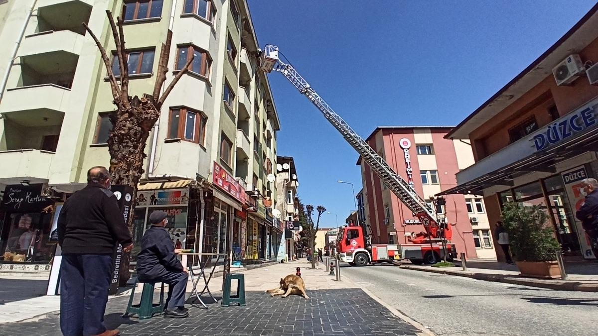 22 yıl &ouml;nceki depremi g&ouml;ren bina, ekipleri harekete ge&ccedil;irdi