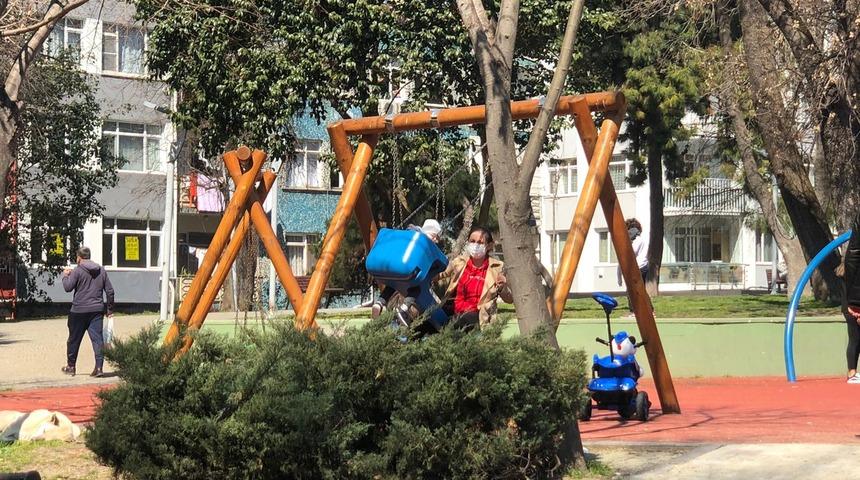 Güzel havayı gören parka koştu: Biz bunaldık, çocuklar ne yapsın!