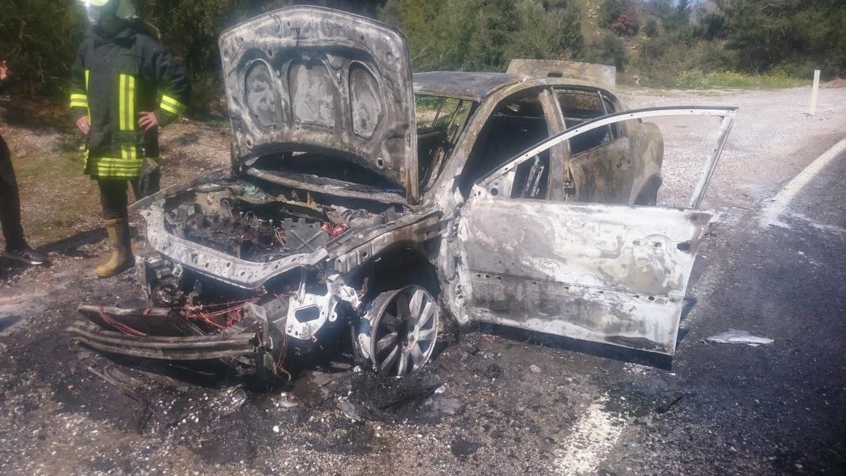 Seyir halindeki otomobil k&uuml;le d&ouml;nd&uuml;