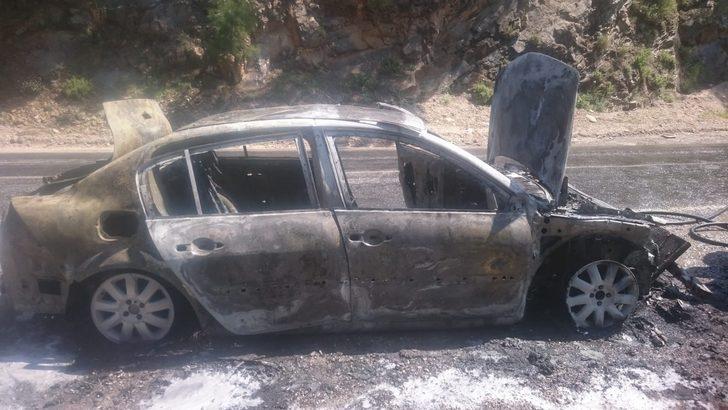 Seyir halindeki otomobil küle döndü G2