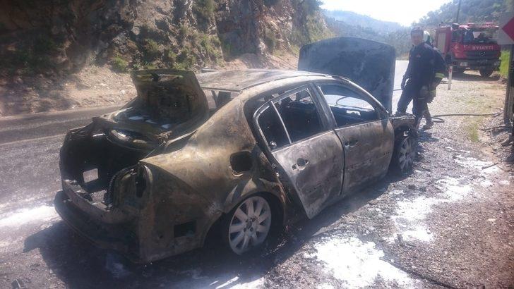Seyir halindeki otomobil küle döndü G5