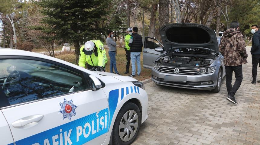 Lüks araca çakar taktı, ceza yiyince bakın ne yaptı!