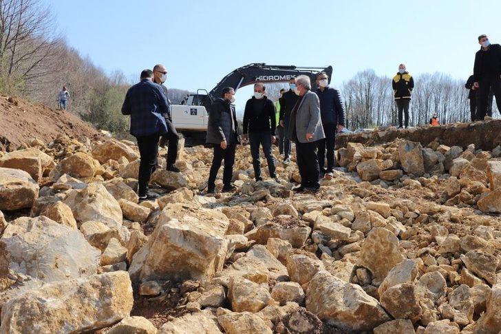 Vali Atay, heyelan bölgesindeki yol çalışmalarını inceledi G4