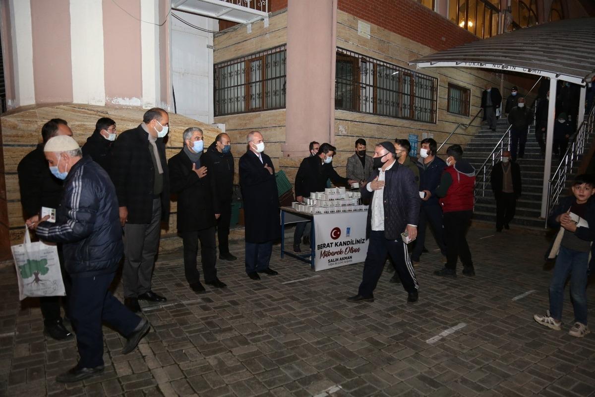 Tuşba Belediyesi kandil simidi dağıttı