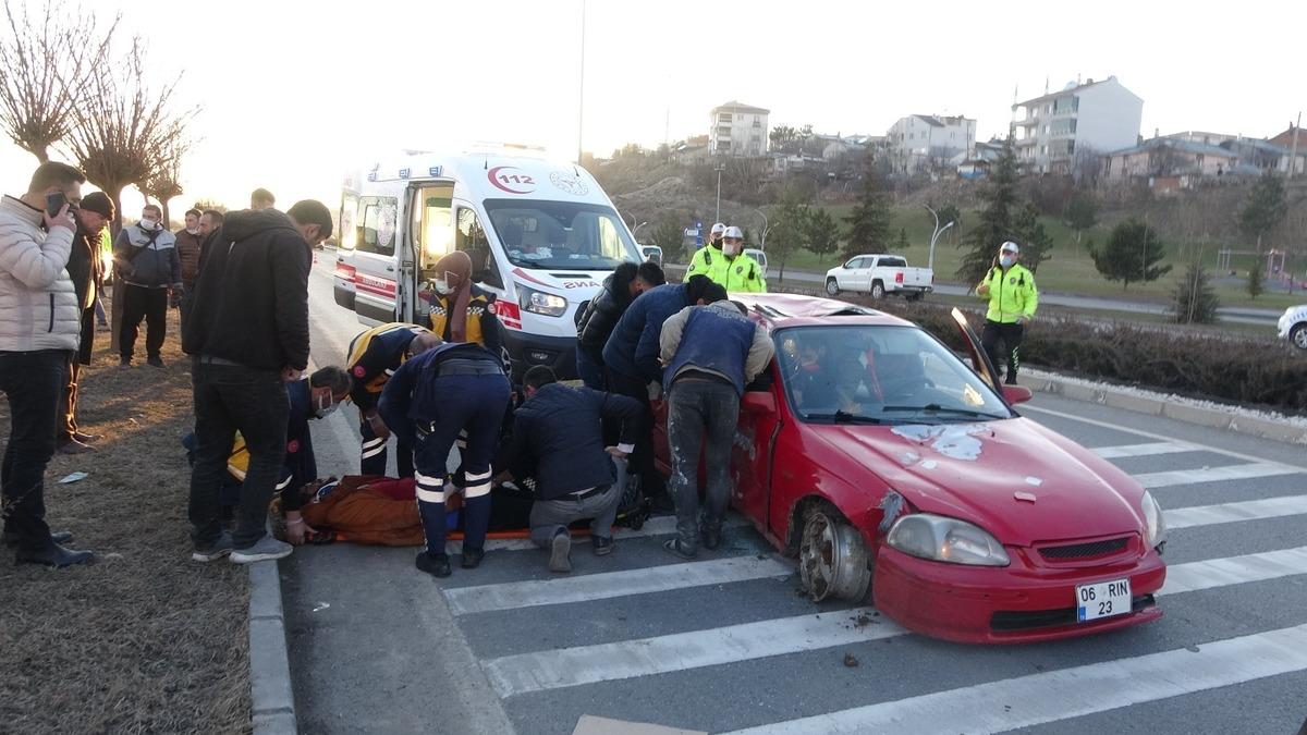 Otomobil hurdaya d&ouml;nd&uuml;: 3 yaralı