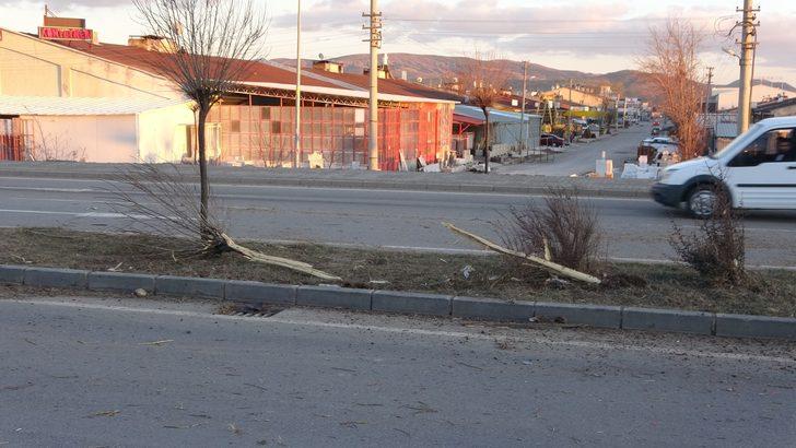 Otomobil hurdaya döndü: 3 yaralı G4