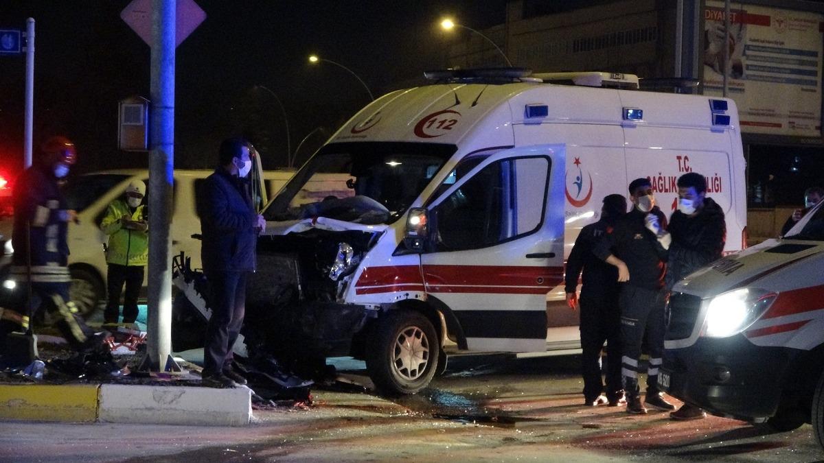 Hasta taşıyan ambulans ve otomobil &ccedil;arpıştı: 7 yaralı