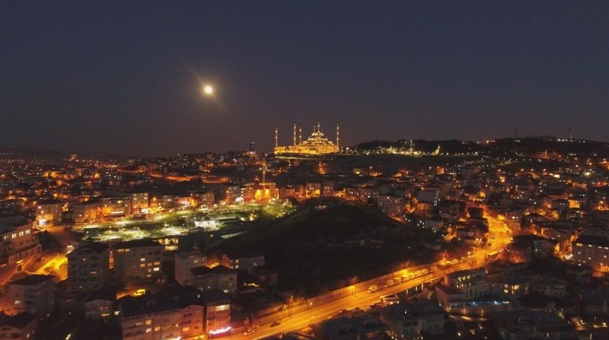İstanbul&rsquo;da &lsquo;S&uuml;per Solucan Ay&rsquo; manzarası