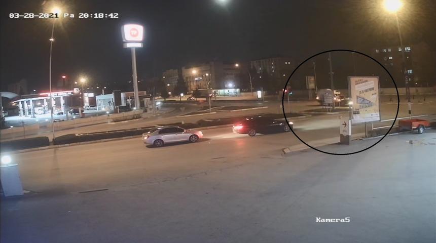 Hasta taşıyan ambulans ve otomobilin karıştığı kaza kamerada