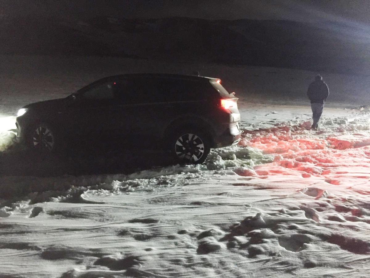 Mersin&rsquo;de ara&ccedil;ları kara saplanıp mahsur kalan Meksikalı aile kurtarıldı