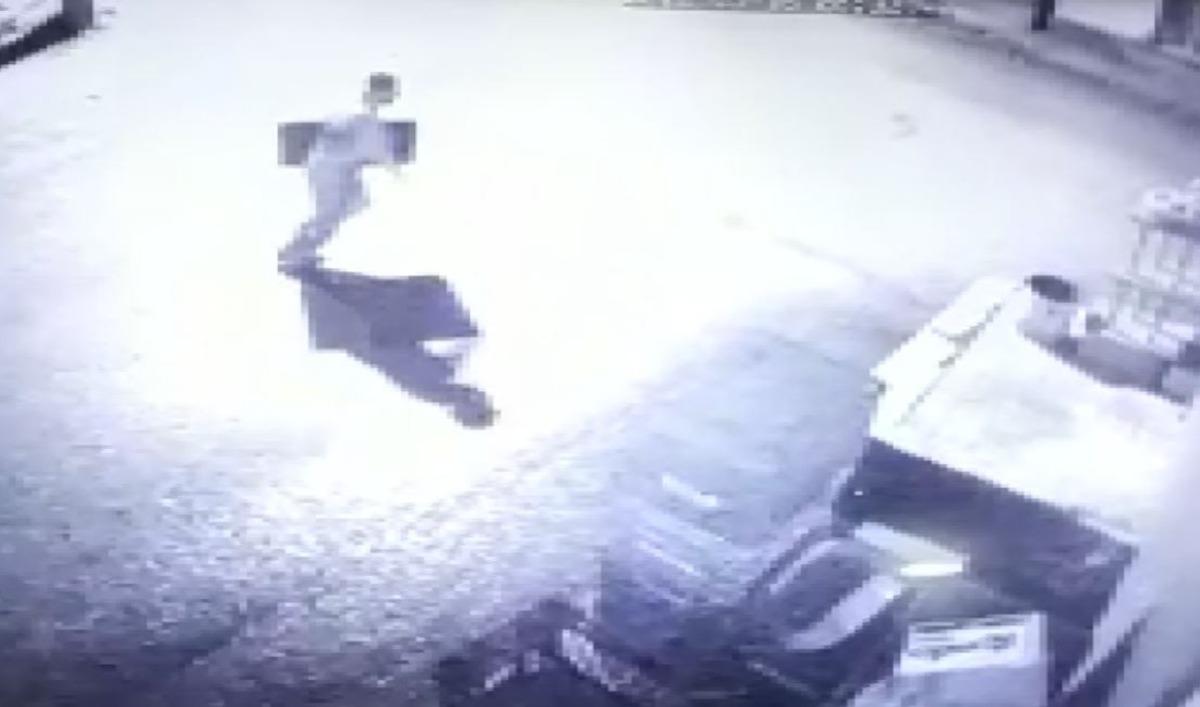 &Ccedil;aldığı televizyonu b&ouml;yle g&ouml;t&uuml;rd&uuml;