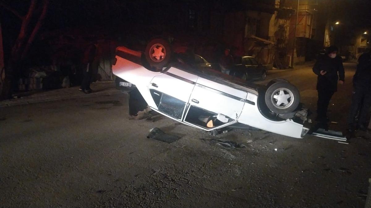 Park halindeki r&ouml;morka &ccedil;arpan otomobil takla attı