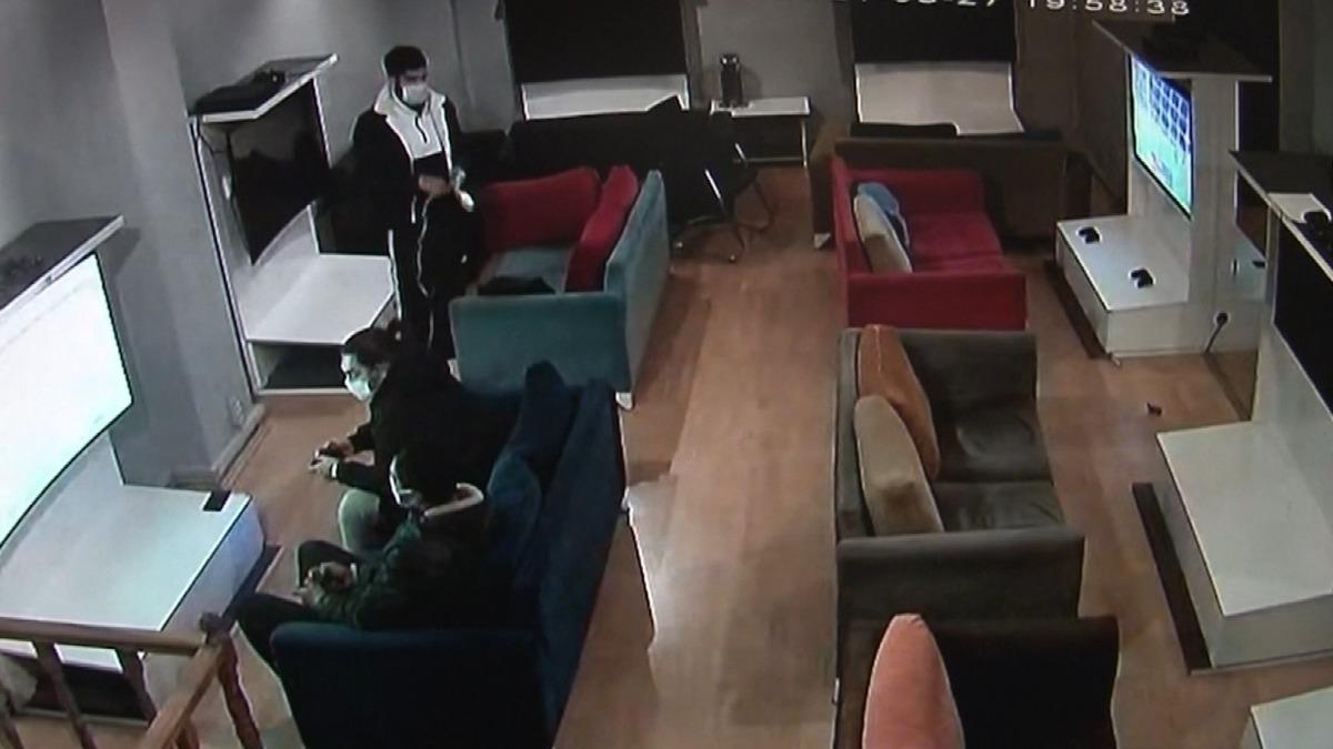 (&Ouml;zel) Sultanbeyli&rsquo;de internet kafeleri mesken edinen gen&ccedil;ler, &ouml;nce konsolları sonra PlayStation&rsquo;ı &ccedil;aldı