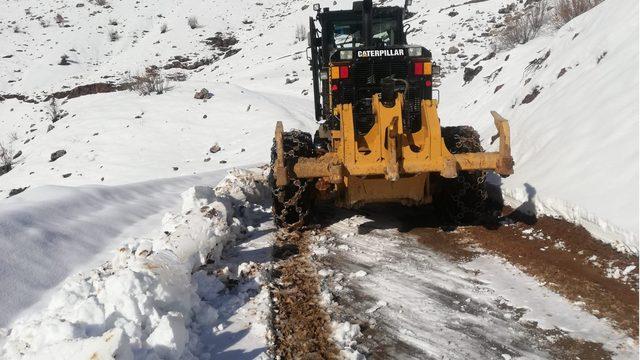 Batman’da kar nedeni ile kapanan köy yolları açılıyor