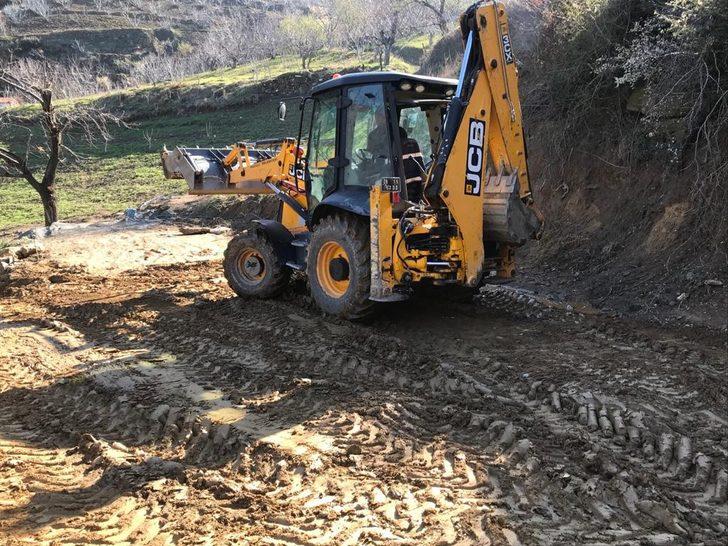 Nazilli’de heyelan yolu kapattı, ekipler açtı G2
