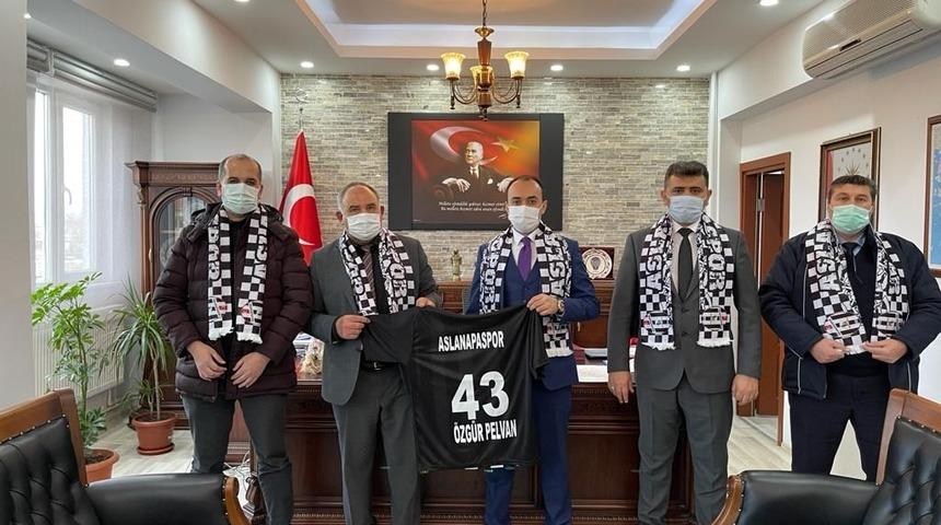 Kaymakam Pelvan: ’’Aslanapaspor’un başarısı için çalışacağız’’