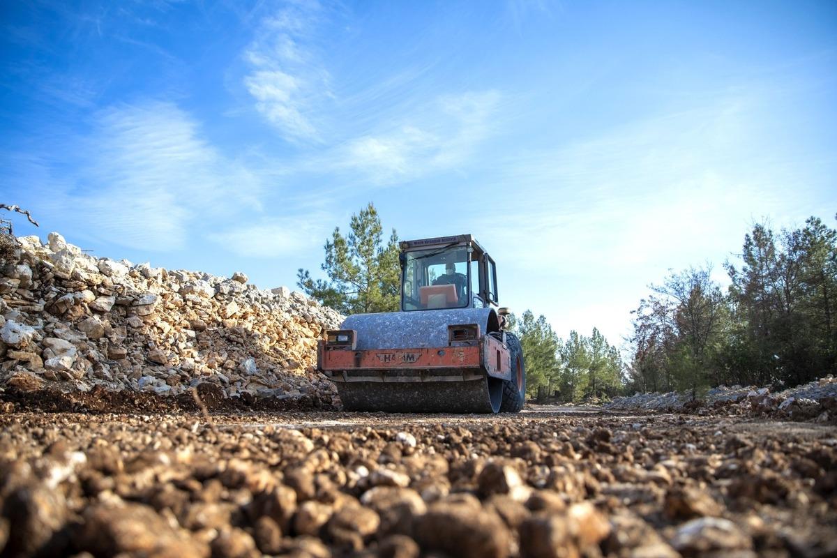 Mersin&rsquo;de kırsal mahallerin grup yollarının sıkıntıları &ccedil;&ouml;z&uuml;l&uuml;yor