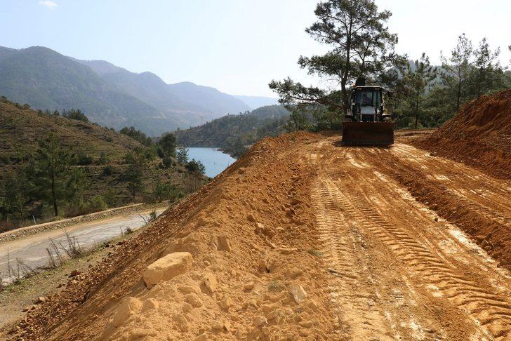 Mersin’de kırsal mahallerin grup yollarının sıkıntıları çözülüyor G3