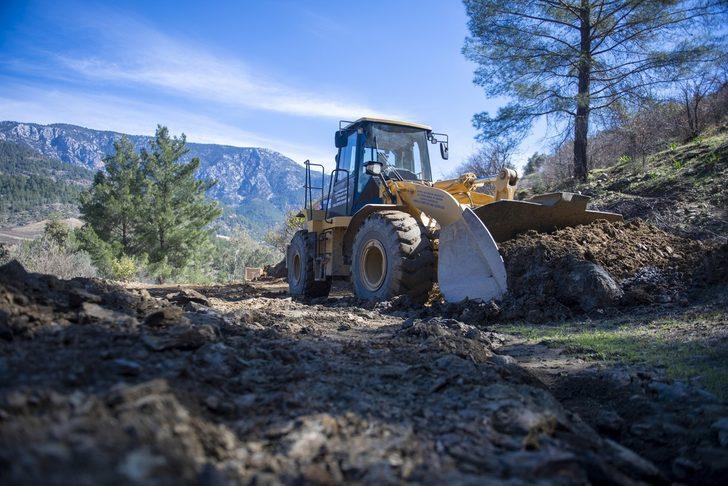 Mersin’de kırsal mahallerin grup yollarının sıkıntıları çözülüyor G4