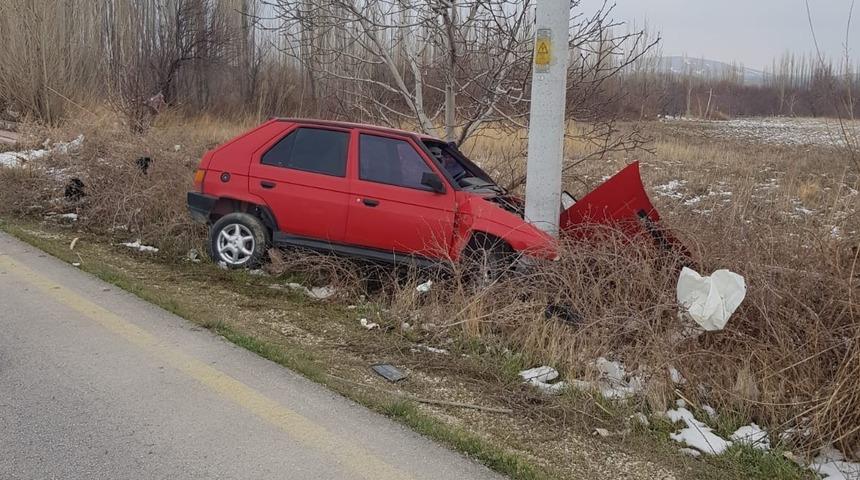 Direğe çarpan otomobilin sürücüsü yaralandı