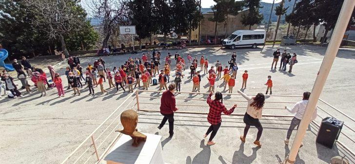 ‘Bir Tutam Mutluluk’ projesi ile çocukların yüzü gülüyor G2