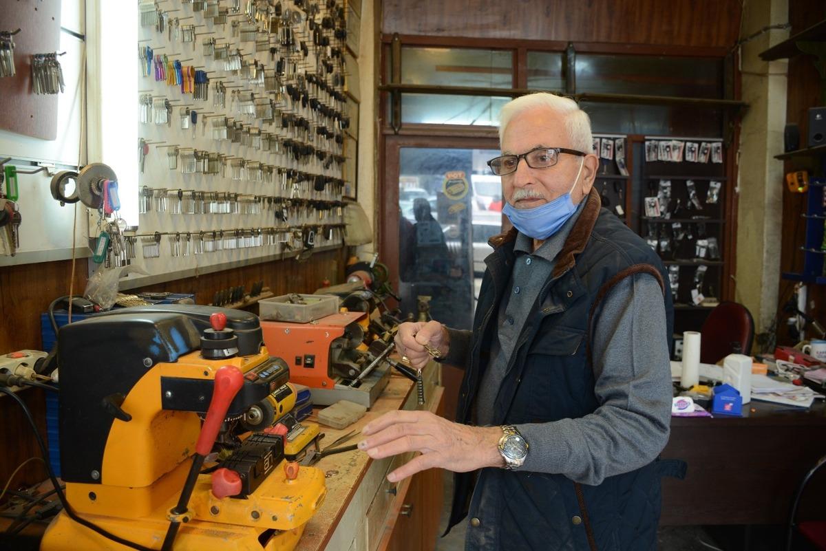 Sinoplu 80&rsquo;lik &ccedil;ilingir gen&ccedil;lere taş &ccedil;ıkartıyor