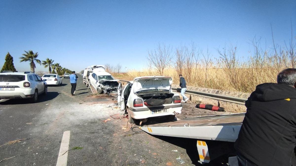 Şanlıurfa&rsquo;da otomobiller kafa kafaya &ccedil;arpıştı: 6 yaralı
