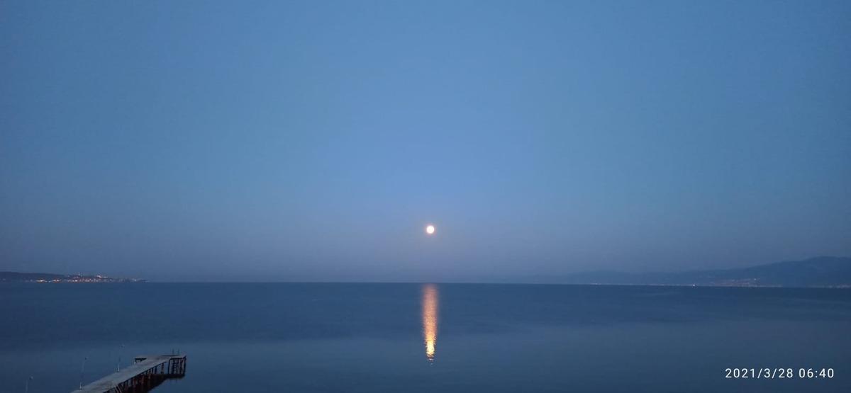 Burhaniye&rsquo;de ayın batımı b&ouml;yle g&ouml;r&uuml;nt&uuml;lendi