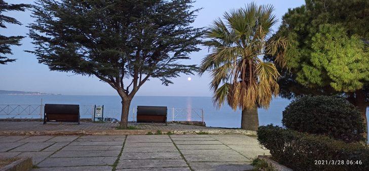 Burhaniye’de ayın batımı böyle görüntülendi G4