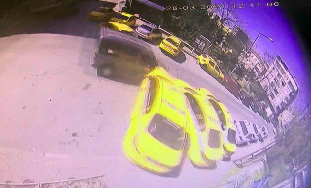 Taksi durağına dalan hafif ticari ara&ccedil; ortalığı birbirine kattı 1