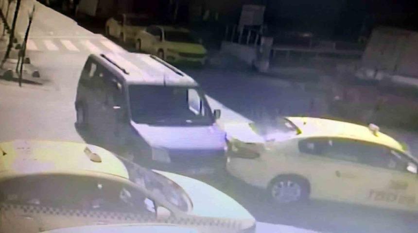 Taksi durağına dalan hafif ticari ara&ccedil; ortalığı birbirine kattı