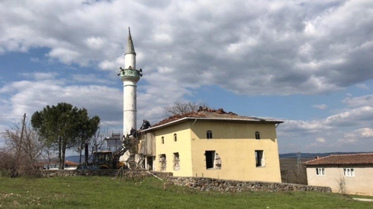 İzmir depreminde zarar g&ouml;ren camiinin yıkımına başlandı
