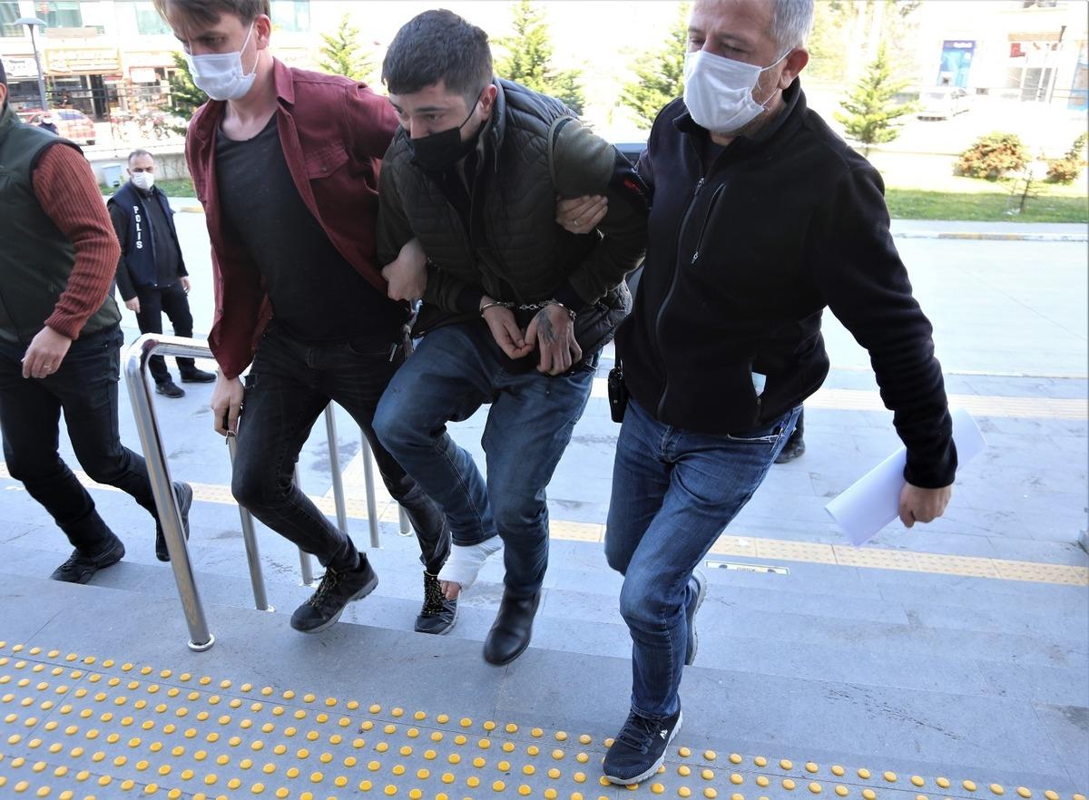 Parkta kavga ettiği vatandaşı bı&ccedil;aklayarak &ouml;ld&uuml;ren şahıs tutuklandı