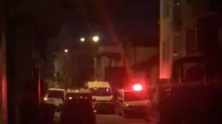 Gece yarısı gelip zile bastı, kapıyı a&ccedil;tıklarında kurşun yağdırdı: 1 yaralı