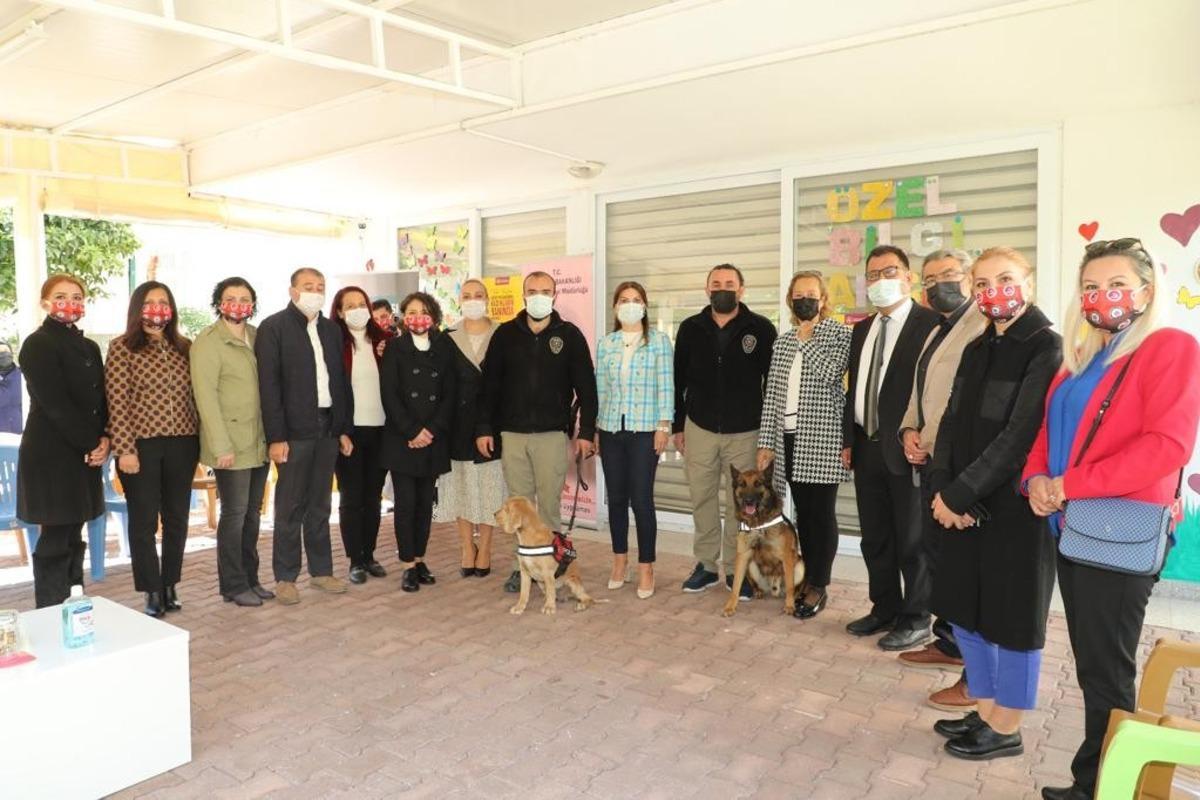 Polis eşleri, g&ouml;rme engelli &ccedil;ocuklarla bir araya geldi