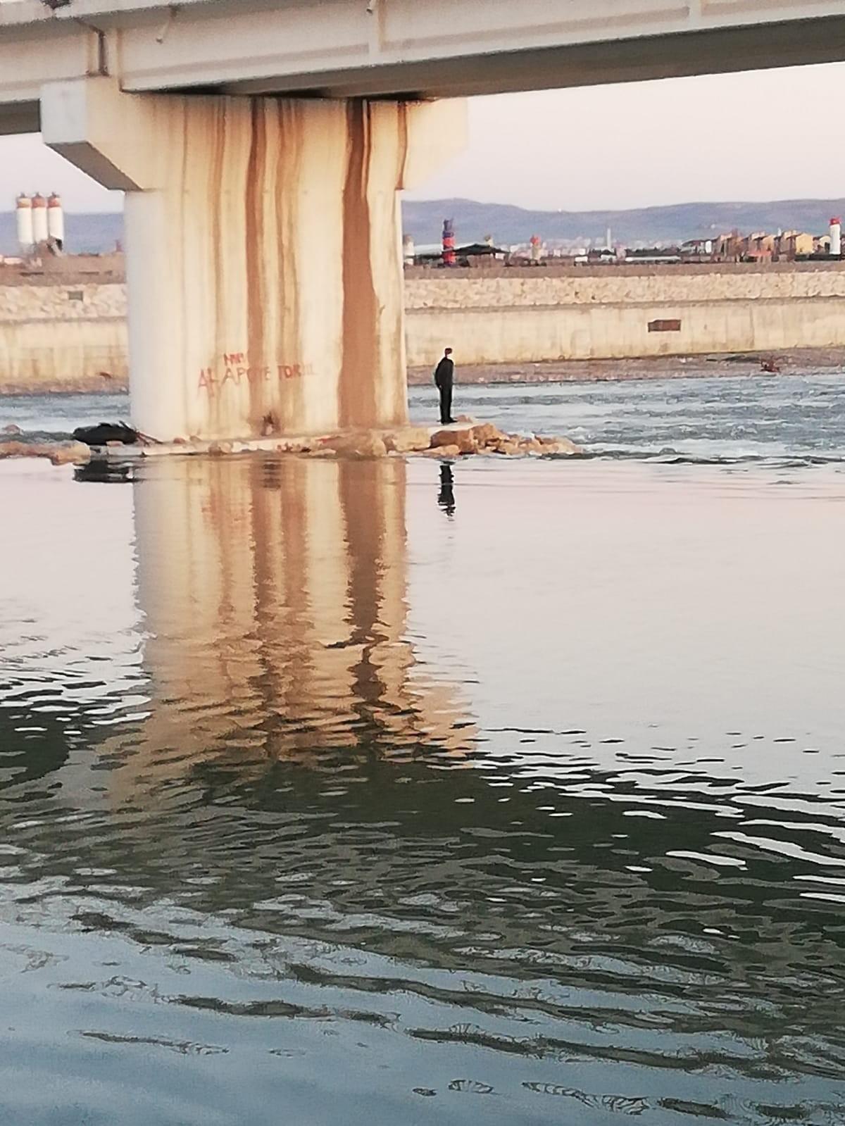 Batman&rsquo;da &ccedil;ayda mahsur kalan vatandaş halat yardımıyla kurtarıldı