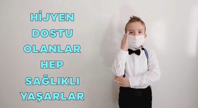 Minik öğrencilerden işaret diliyle pandemi eğitimi